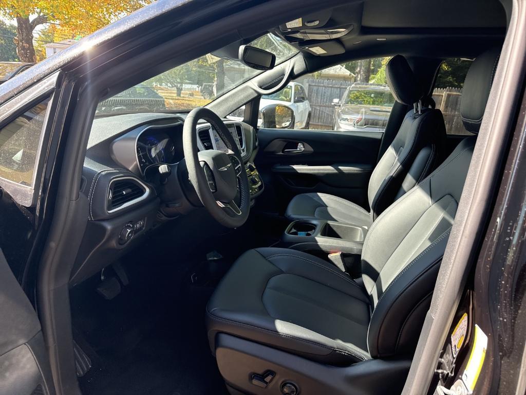 new 2025 Chrysler Pacifica car, priced at $47,848