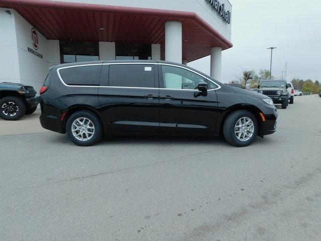 new 2025 Chrysler Pacifica car, priced at $45,281