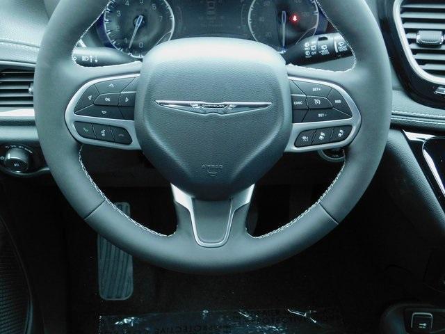 new 2025 Chrysler Pacifica car, priced at $45,281