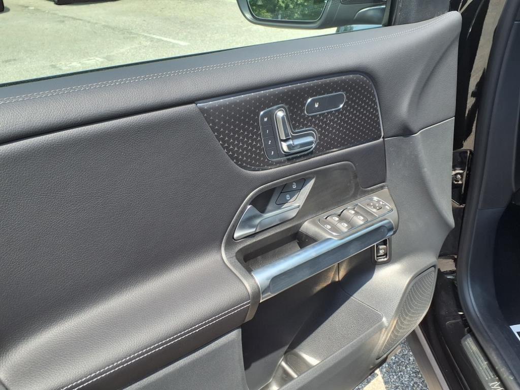 new 2025 Mercedes-Benz GLB 250 car, priced at $47,145