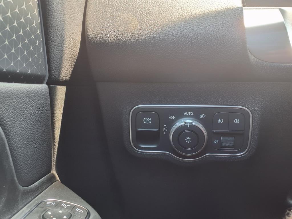 new 2025 Mercedes-Benz GLB 250 car, priced at $48,645