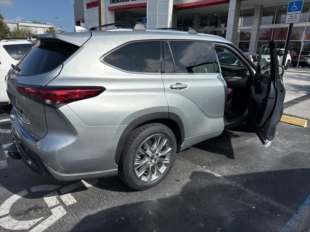 used 2022 Toyota Highlander car, priced at $39,000