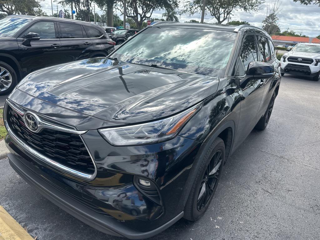 used 2020 Toyota Highlander car, priced at $25,901
