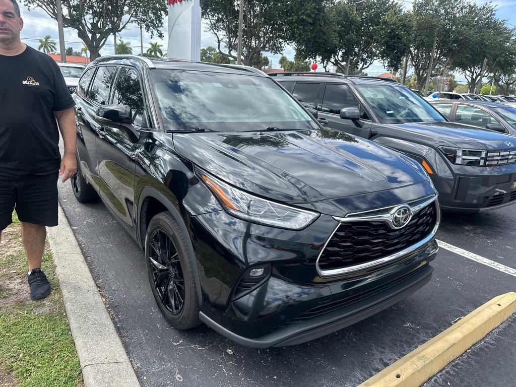 used 2020 Toyota Highlander car, priced at $25,901