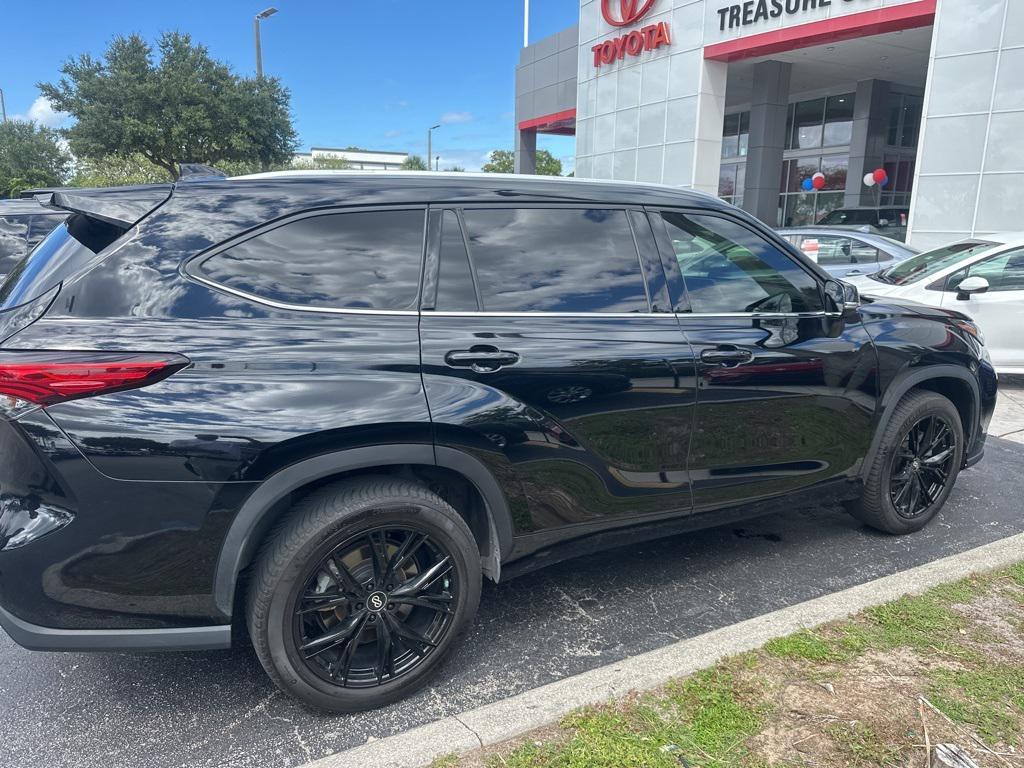 used 2020 Toyota Highlander car, priced at $25,901
