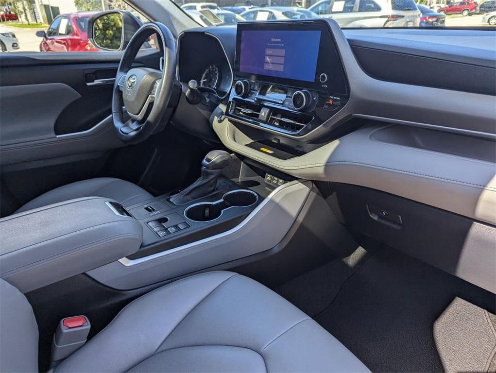 used 2023 Toyota Highlander car, priced at $32,472