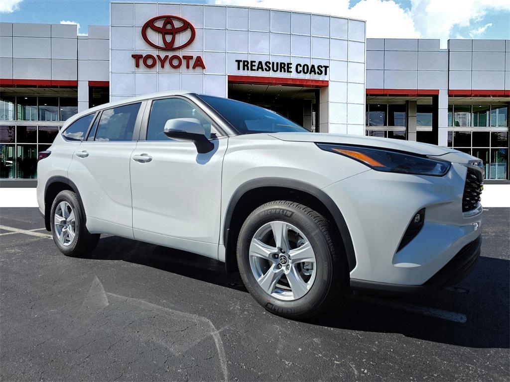 new 2025 Toyota Highlander car, priced at $44,021