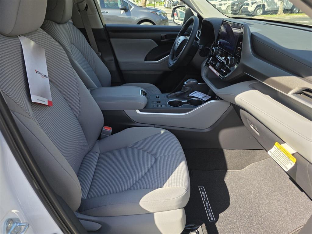 new 2025 Toyota Highlander car, priced at $44,021