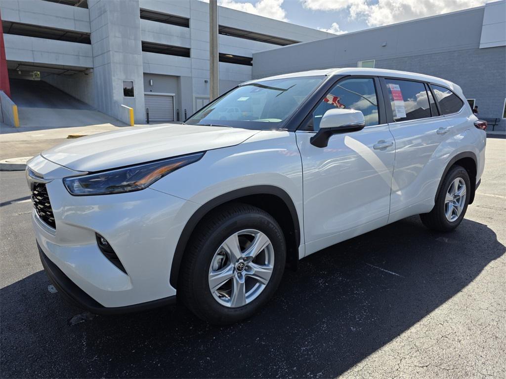 new 2025 Toyota Highlander car, priced at $44,021