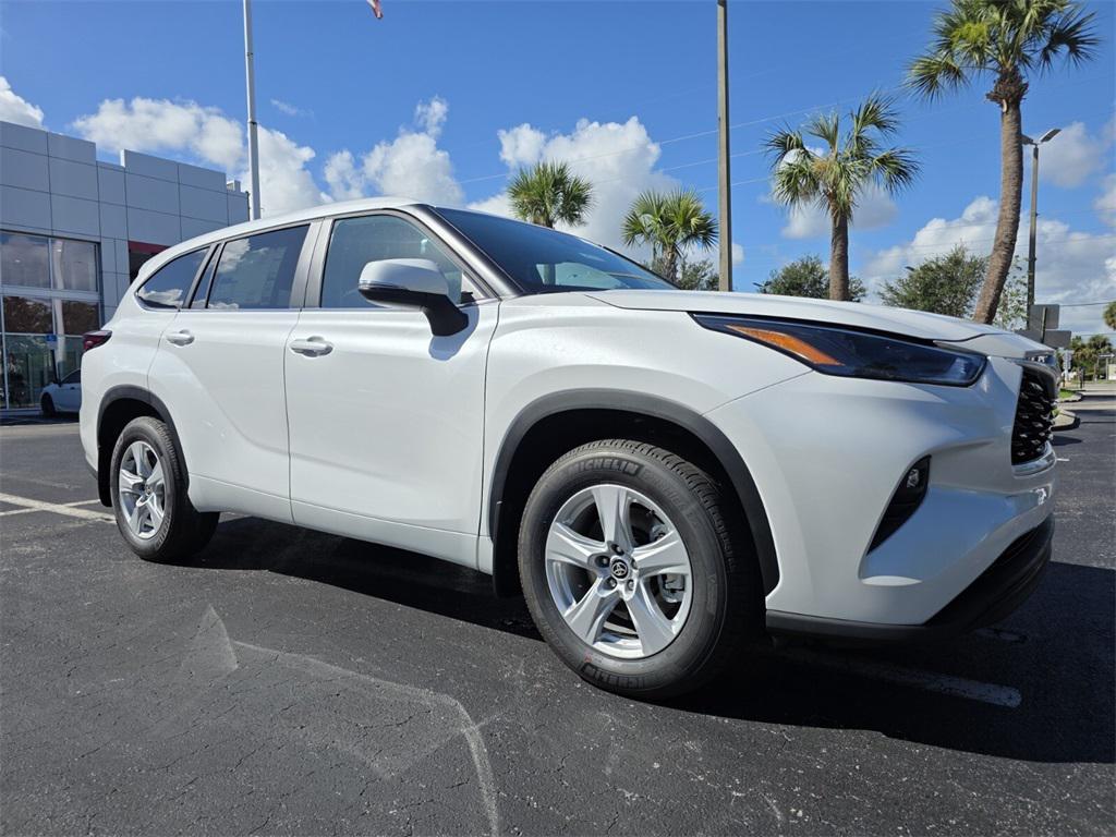 new 2025 Toyota Highlander car, priced at $44,021
