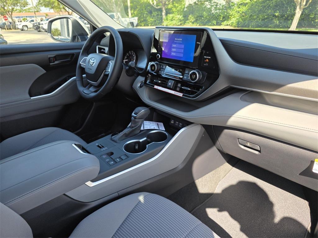 new 2025 Toyota Highlander car, priced at $44,021