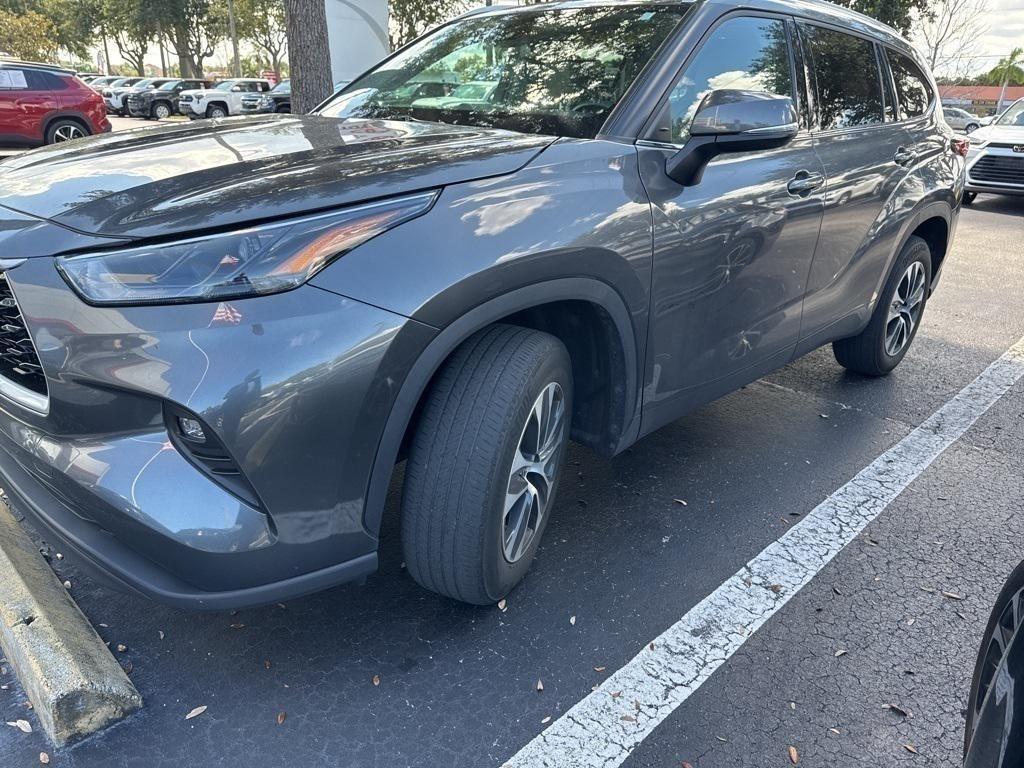 used 2022 Toyota Highlander car, priced at $37,402