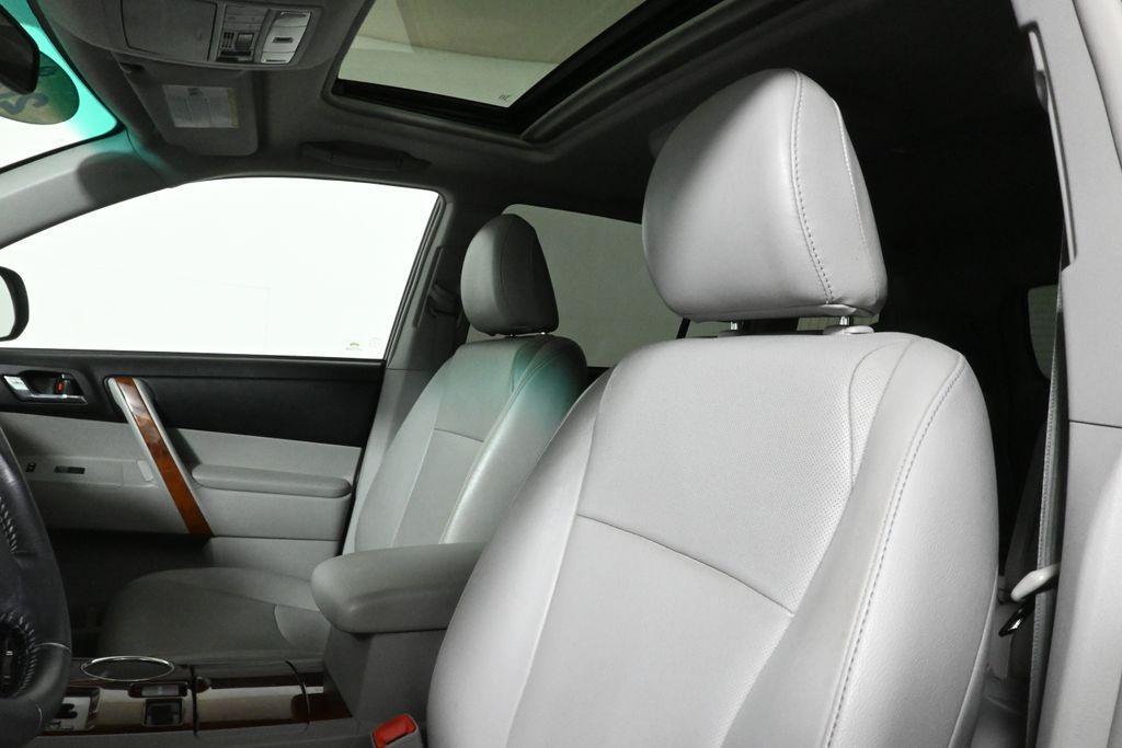 used 2013 Toyota Highlander car, priced at $15,787