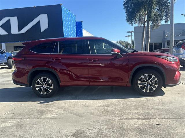 used 2020 Toyota Highlander car, priced at $25,999