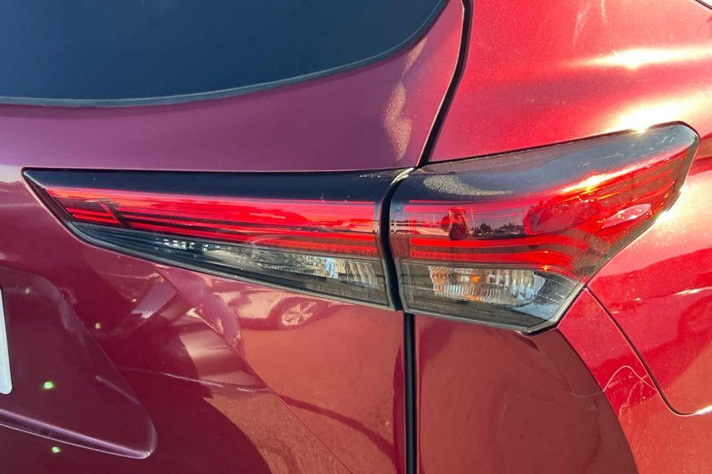 used 2020 Toyota Highlander car, priced at $24,977