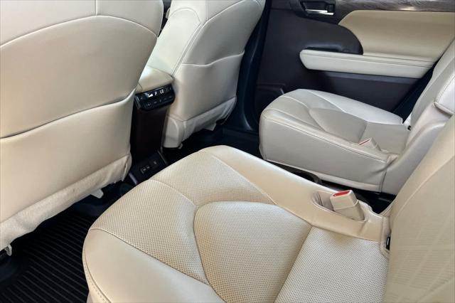 used 2022 Toyota Highlander car, priced at $44,999