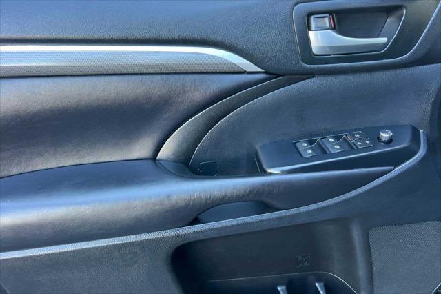 used 2019 Toyota Highlander car, priced at $27,999