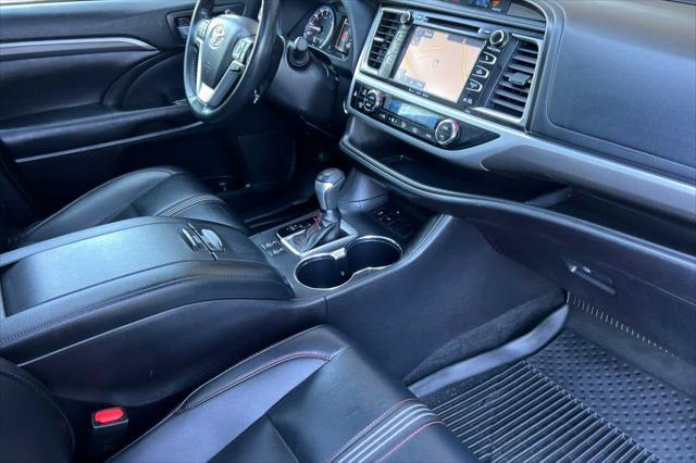 used 2019 Toyota Highlander car, priced at $27,999