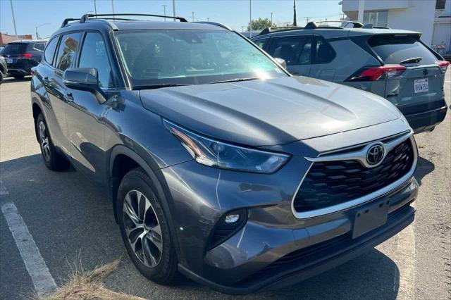 used 2022 Toyota Highlander car, priced at $39,999