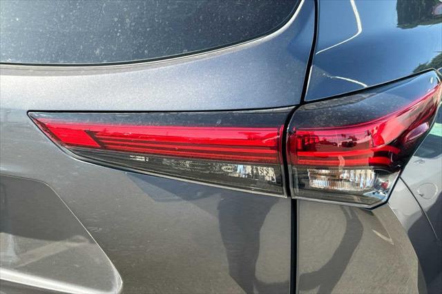 used 2022 Toyota Highlander car, priced at $39,999