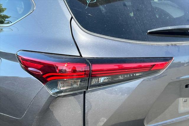 used 2022 Toyota Highlander car, priced at $39,999