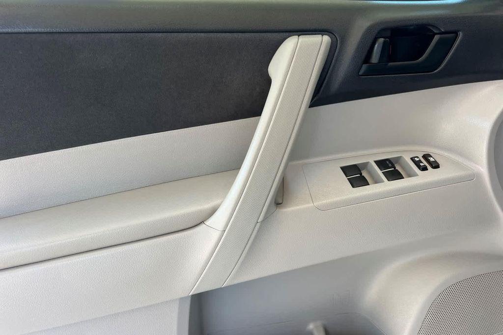 used 2013 Toyota Highlander car, priced at $11,977