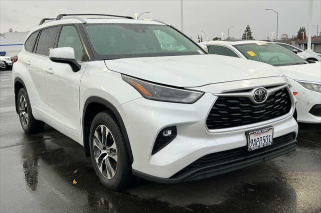 used 2022 Toyota Highlander car, priced at $39,999