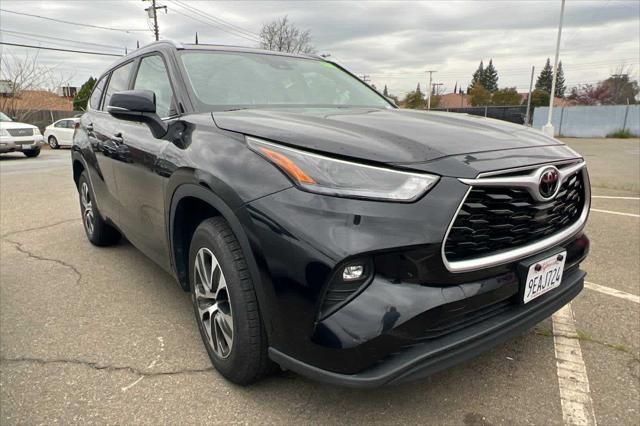 used 2023 Toyota Highlander car, priced at $39,999