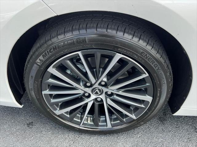 new 2025 Lexus ES 300h car, priced at $51,104