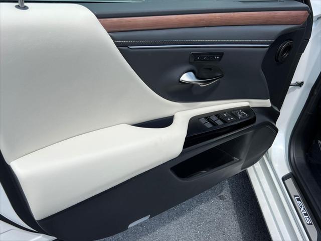 new 2025 Lexus ES 300h car, priced at $51,104