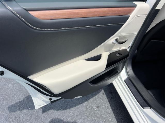 new 2025 Lexus ES 300h car, priced at $51,104