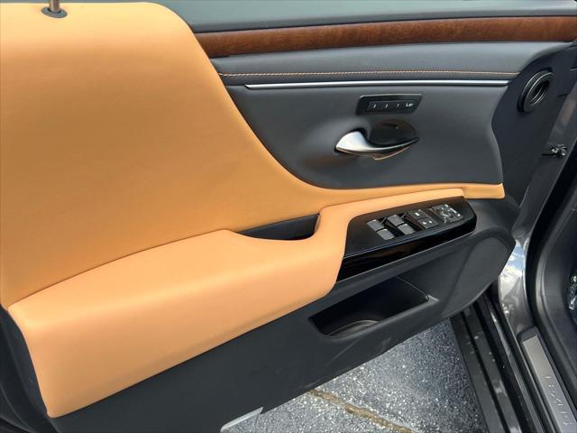 new 2025 Lexus ES 300h car, priced at $53,939
