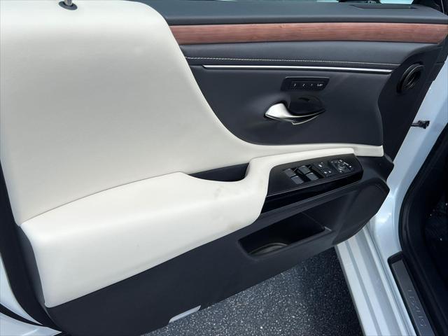 new 2025 Lexus ES 300h car, priced at $50,704