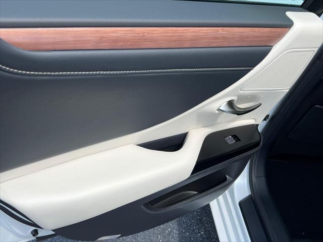 new 2025 Lexus ES 300h car, priced at $50,704