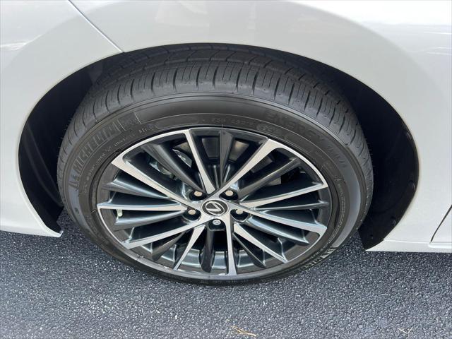 new 2025 Lexus ES 300h car, priced at $50,704