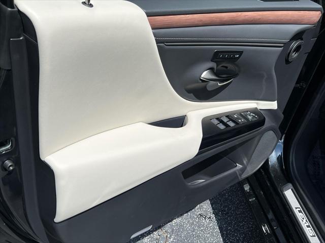 new 2025 Lexus ES 300h car, priced at $50,694