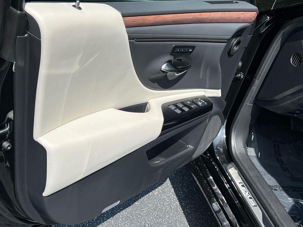 new 2025 Lexus ES 300h car, priced at $50,914