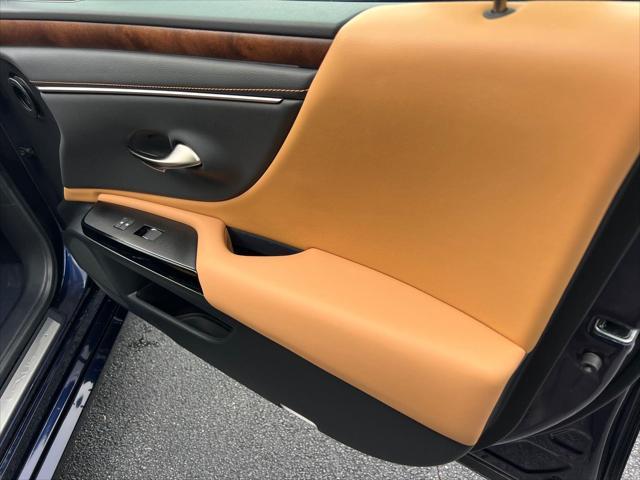 used 2025 Lexus ES 300h car, priced at $46,890