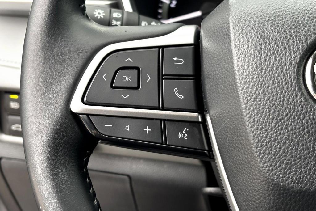 used 2023 Toyota Highlander car, priced at $37,977