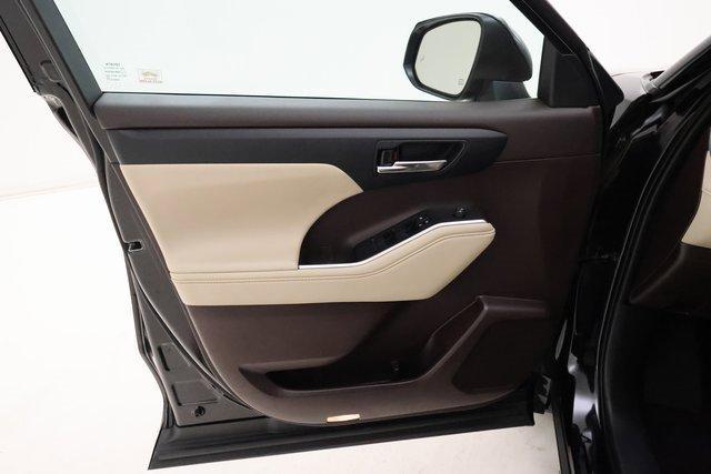 used 2020 Toyota Highlander Hybrid car, priced at $30,000