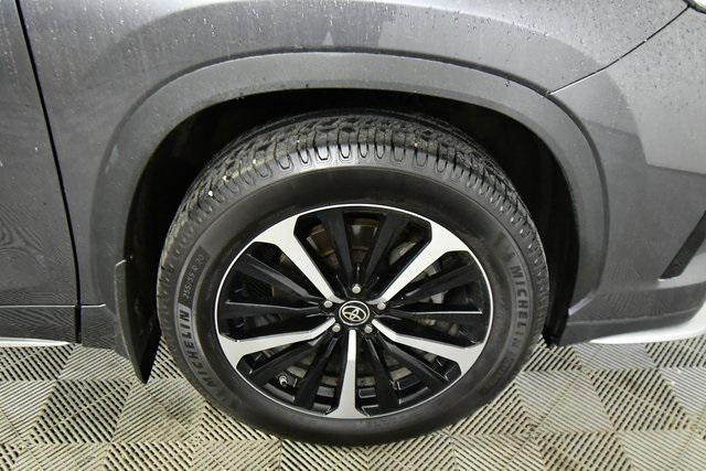 used 2021 Toyota Highlander car, priced at $30,992