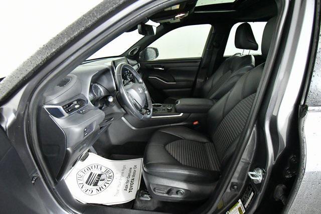 used 2021 Toyota Highlander car, priced at $30,992