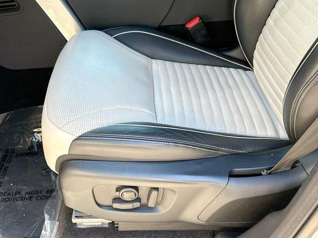 used 2021 Land Rover Discovery car, priced at $31,994