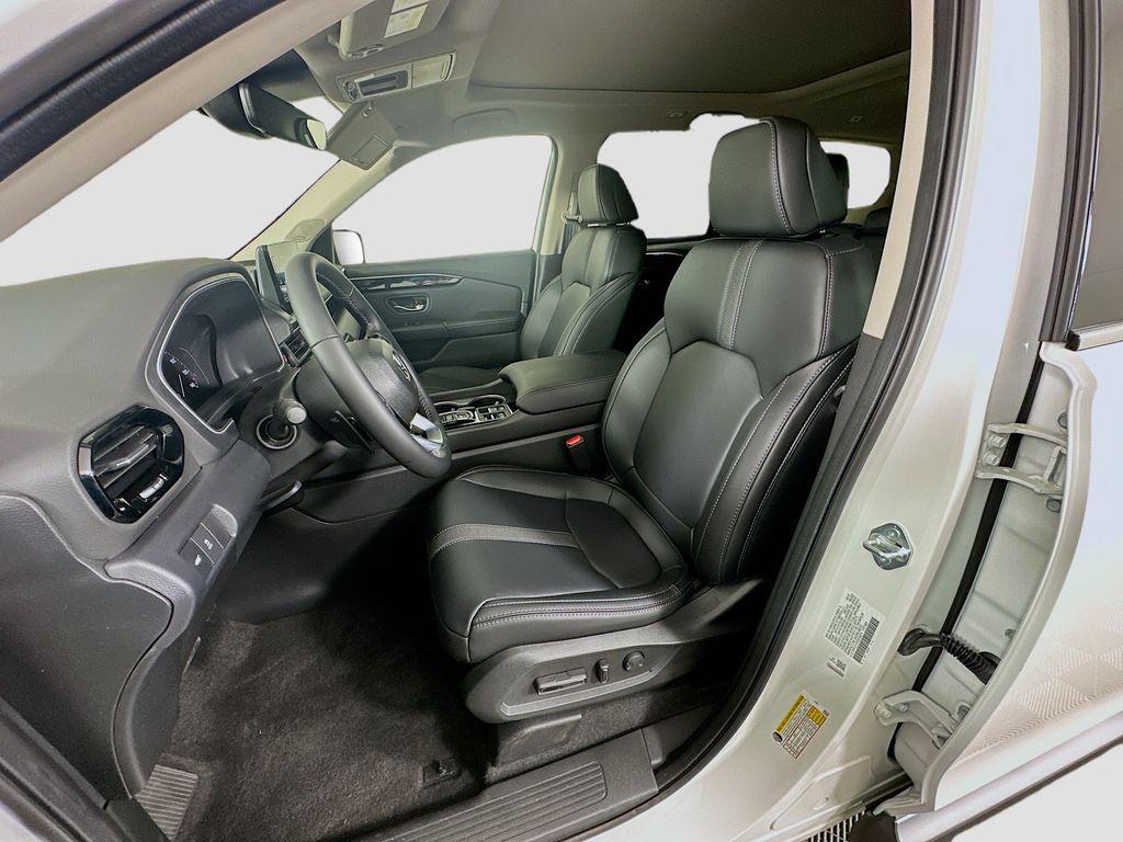 new 2025 Honda Pilot car, priced at $51,550