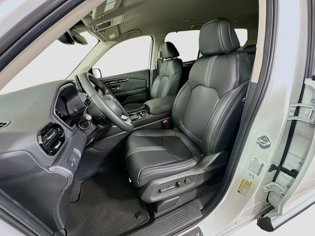 new 2025 Honda Pilot car, priced at $48,280