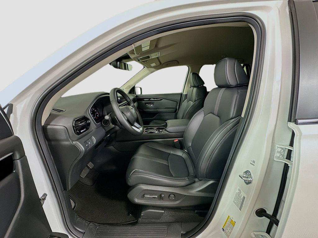 new 2025 Honda Pilot car, priced at $48,280