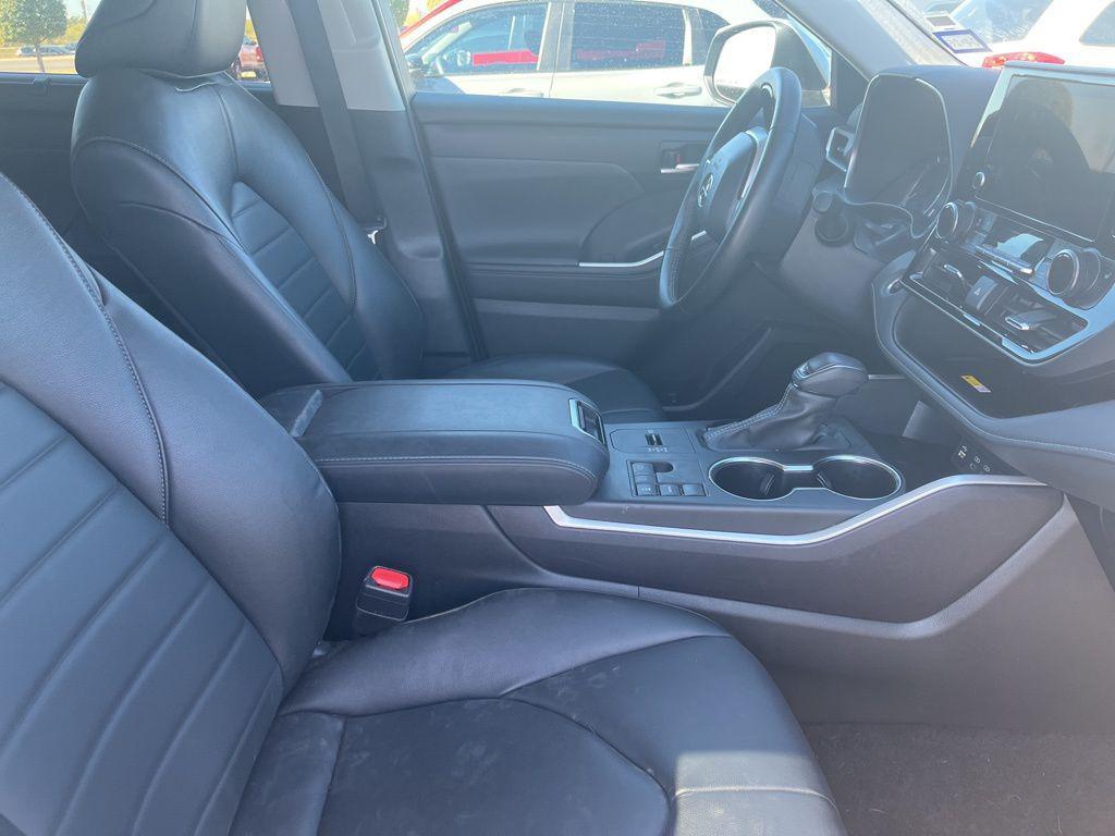 used 2024 Toyota Highlander car, priced at $37,800