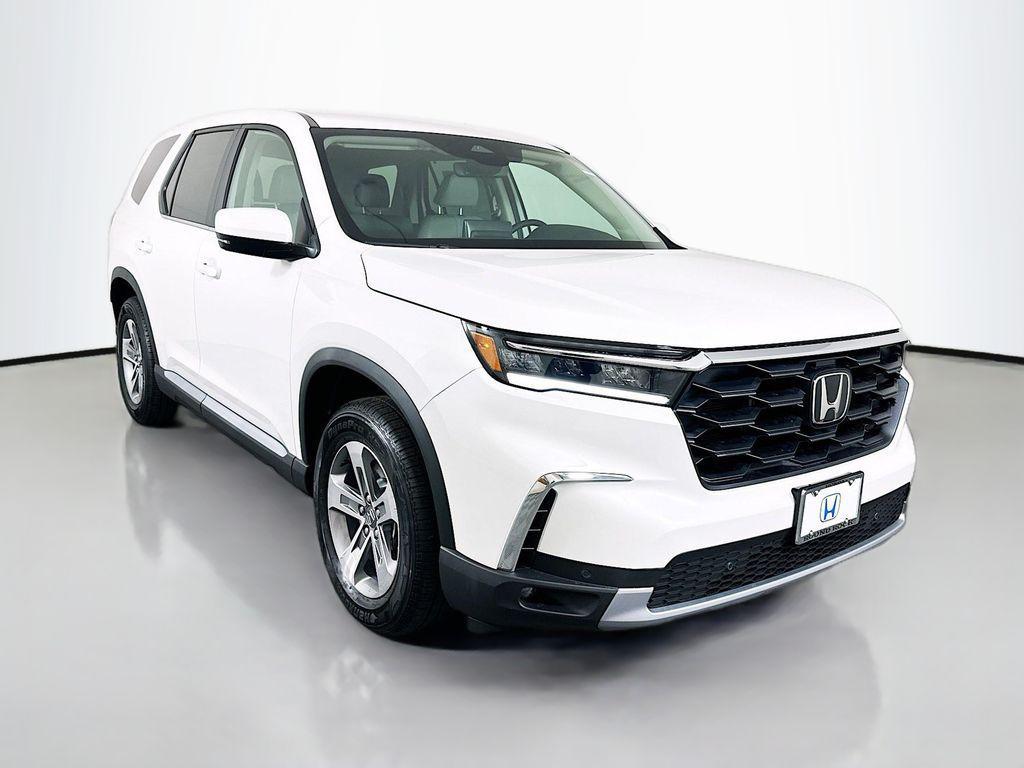 new 2025 Honda Pilot car, priced at $45,450
