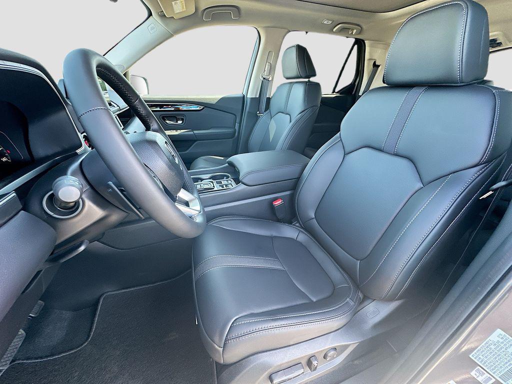 new 2025 Honda Pilot car, priced at $52,950
