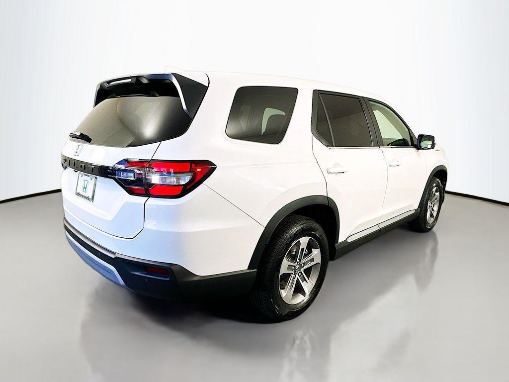 new 2025 Honda Pilot car, priced at $45,450